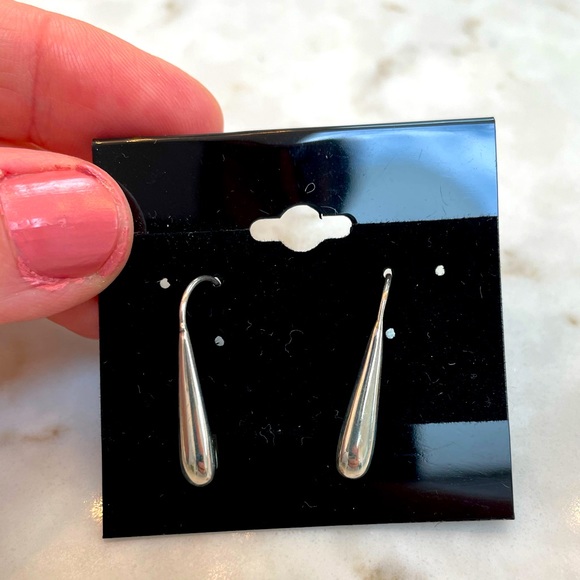 Jewelry - Silver drop earrings 🩷